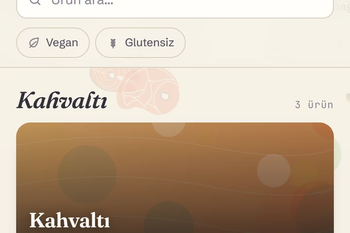 Misafir menüsünde ürün listesi, alerjen ve kalori etiketleri